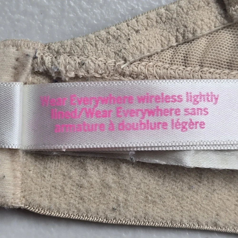 PINK Victoria's Secret Women Bra 34D Beige Lightly Lined Wear Everywhere Wireles